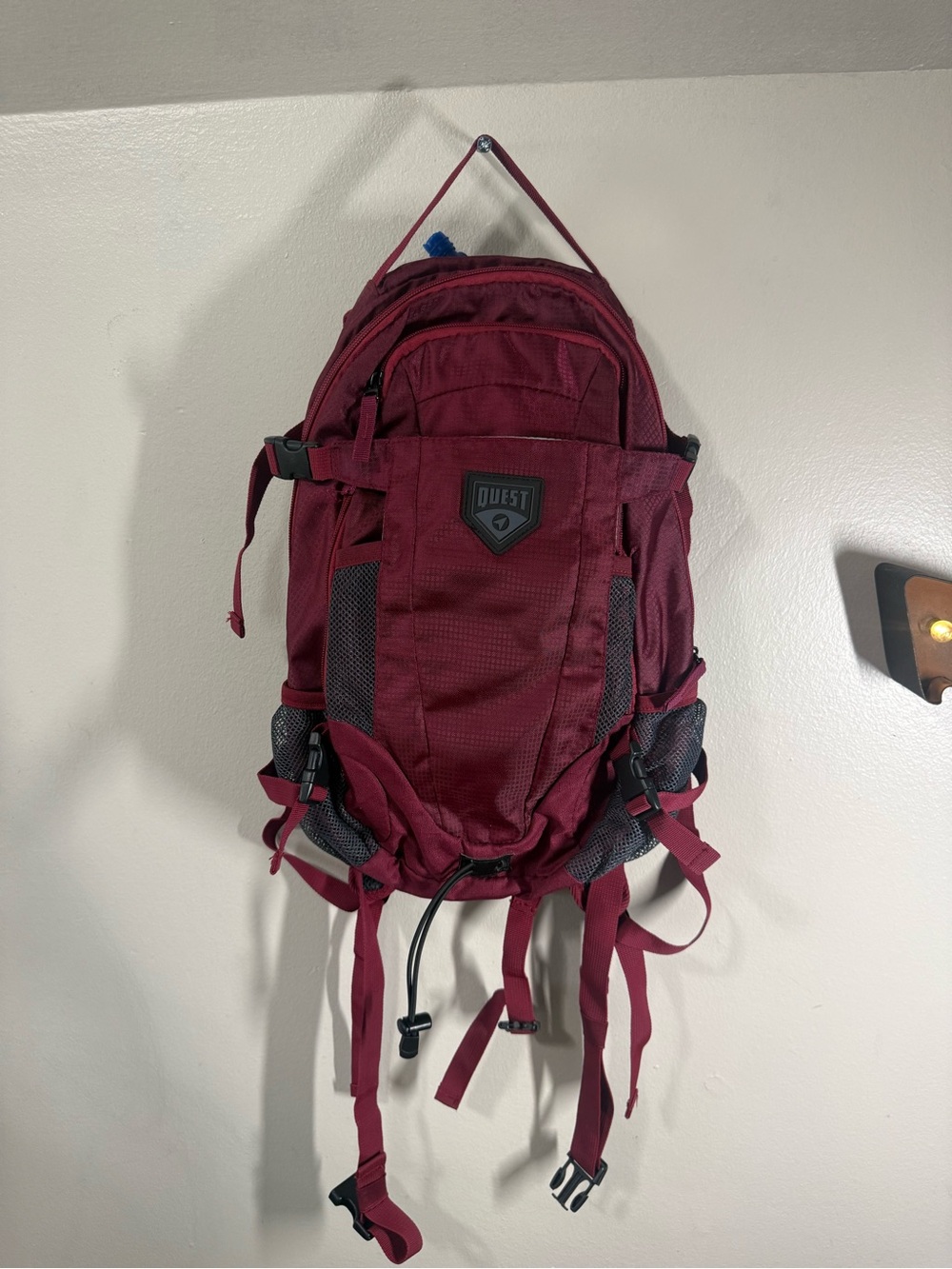 Que Men's Maroon Multifunctional Backpack with Straps